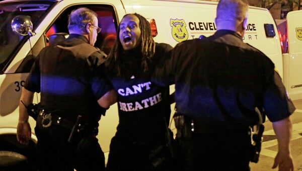 A protester is arrested after the acquittal of Michael Brelo, a patrolman charged in the shooting deaths of two unarmed suspects Saturday, May 23, 2015, in Cleveland - Sputnik Afrique