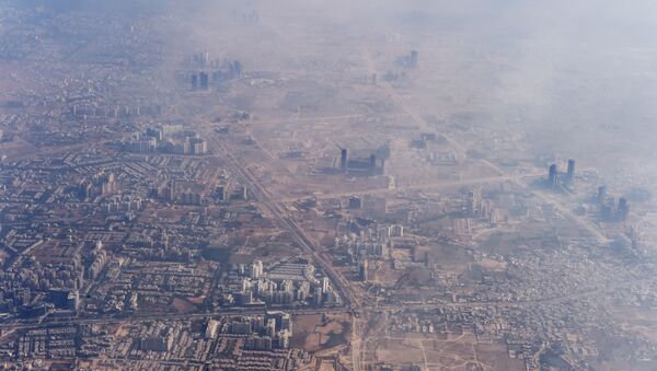 Smog envelops buildings on the outskirts of the Indian capital New Delhi - Sputnik Afrique