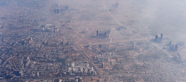 Smog envelops buildings on the outskirts of the Indian capital New Delhi - Sputnik Afrique