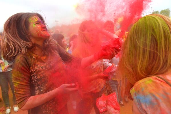 Holi, la fête indienne des couleurs à Moscou - Sputnik Afrique