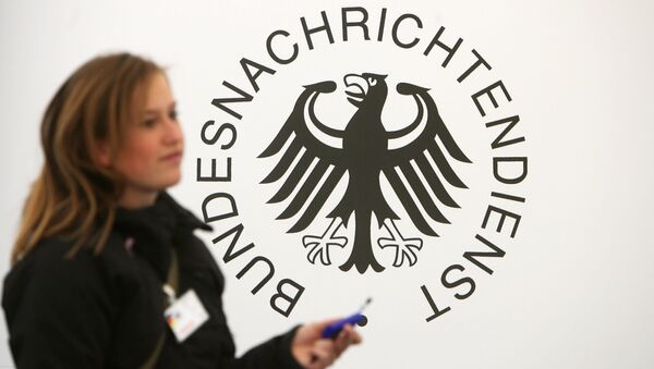 Un invité passe devant un logo de l'agence de renseignement de l'Allemagne Bundesnachrichtendienst (BND - Service fédéral de renseignement) - Sputnik Afrique