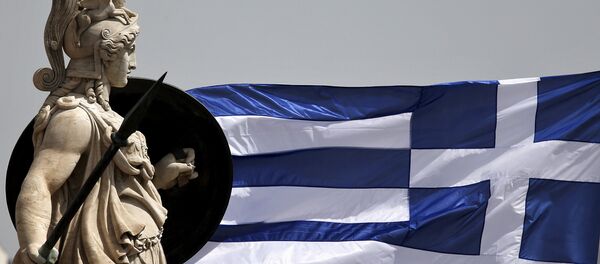 A Greek national flag flutters next to a statue of ancient Greek goddess Athena, in Athens May 21, 2015 A Greek national flag flutters next to a statue of ancient Greek goddess Athena, in Athens May 21, 2015 - Sputnik Afrique