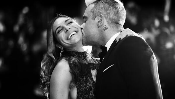 British singer Robbie Williams (R) kisses his wife Ayda Field as they arrive for the screening of the film The Sea of Trees at the 68th Cannes Film Festival in Cannes, southeastern France, on May 16, 2015 - Sputnik Afrique