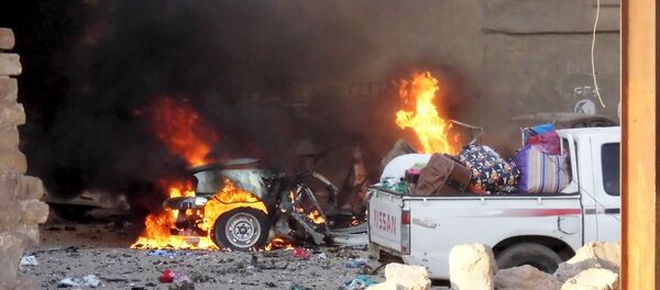 A car is engulfed by flames during clashes in the city of Ramadi, May 16, 2015 - Sputnik Afrique