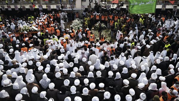 Saudi Shiites take part in a mass funeral in the mainly Shiite Saudi Gulf coastal town of Qatif, 400 kms east of Riyadh - Sputnik Afrique