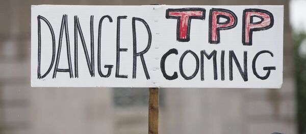 Demonstrators protest against the legislation to give US President Barack Obama fast-track authority to advance trade deals, including the Trans-Pacific Partnership (TPP) - Sputnik Afrique