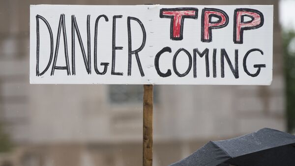 Demonstrators protest against the legislation to give US President Barack Obama fast-track authority to advance trade deals, including the Trans-Pacific Partnership (TPP) - Sputnik Afrique