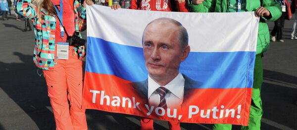 Зрители прибывают на церемонию закрытия XXII зимних Олимпийских игр - Sputnik Afrique