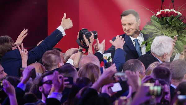 Andrzej Duda (R), presidential candidate of Law and Justice (PiS) right wing opposition party celebrates after the announcement of the exit poll results of the second round of the presidential election in Warsaw, on May 24, 2015 - Sputnik Afrique