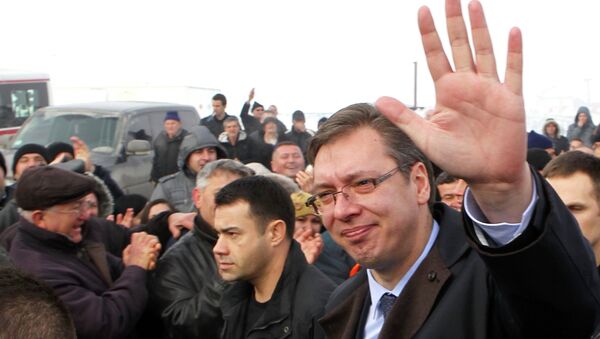 Serbian Prime Minister Aleksandar Vucic meets Kosovo Serbs during his Orthodox New Year visit to the village of Pasjane, in Kosovo January 14, 2015 - Sputnik Afrique