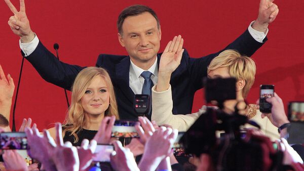 Opposition candidate Andrzej Duda, with daughter Kinga greet supporters as first exit polls in the presidential runoff voting are announced, in Warsaw, Poland, Sunday, May 24, 2015 - Sputnik Afrique