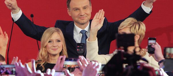 Opposition candidate Andrzej Duda, with daughter Kinga greet supporters as first exit polls in the presidential runoff voting are announced, in Warsaw, Poland, Sunday, May 24, 2015 - Sputnik Afrique
