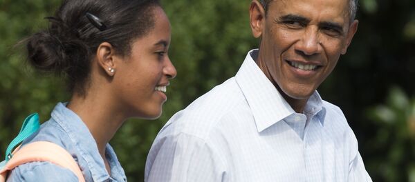 US President Barack Obama and his daughter Malia walk to Marine One prior to departing from the South Lawn of the White House in Washington, DC, August 19, 2014. - Sputnik Afrique