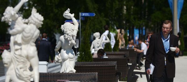 Участник XVIII Петербургского международного экономического форума на территории выставочного комплекса Ленэкспо. Участник XVIII Петербургского международного экономического форума на территории выставочного комплекса Ленэкспо. - Sputnik Afrique