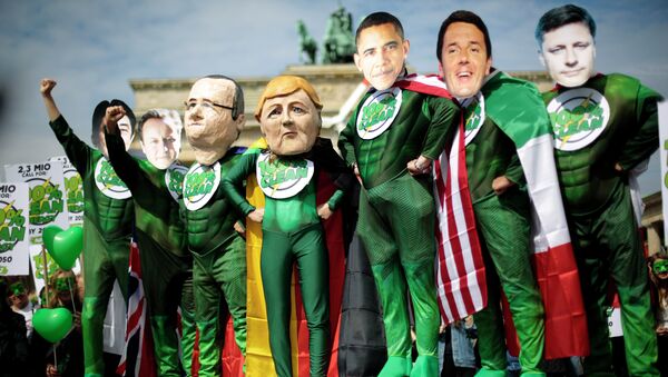 Activists in costumes and with masks of the G7 leaders - Sputnik Afrique