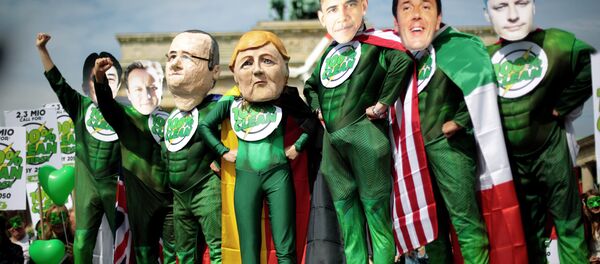 Activists in costumes and with masks of the G7 leaders - Sputnik Afrique