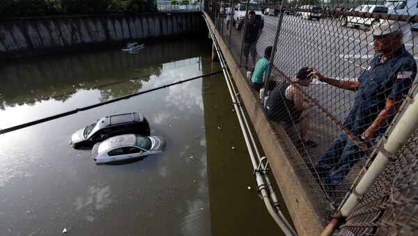 Cars sit in floodwaters along Interstate 45 after heavy overnight rain flooded parts of the highway in Houston, Tuesday, May 26, 2015. - Sputnik Afrique