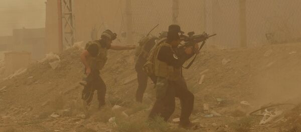 Security forces defend their headquarters against attacks by Islamic State extremists during sand storm in the eastern part of Ramadi, the capital of Anbar province, 115 kilometers (70 miles) west of Baghdad, Iraq, Thursday, May 14, 2015 - Sputnik Afrique
