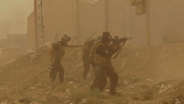 Security forces defend their headquarters against attacks by Islamic State extremists during sand storm in the eastern part of Ramadi, the capital of Anbar province, 115 kilometers (70 miles) west of Baghdad, Iraq, Thursday, May 14, 2015 - Sputnik Afrique