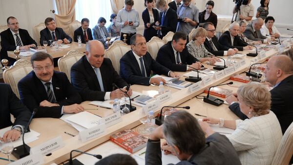 Sergueï Lavrov avec les membres du Conseil mondial de coordination des compatriotes russes - Sputnik Afrique