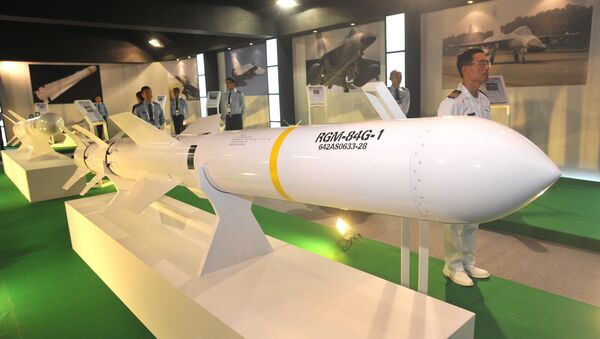 A US-made Harpoon ship-to-ship missile is displayed at the Taipei World Trade Centre - Sputnik Afrique