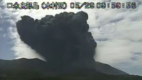 Eruption d'un volcan au Japon: les habitants d'une île évacués - Sputnik Afrique