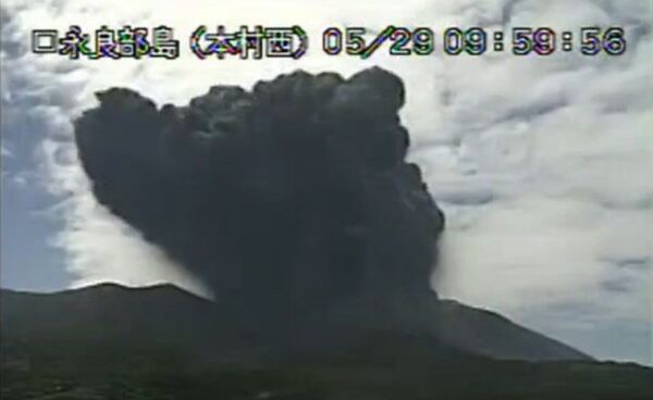 Eruption d'un volcan au Japon: les habitants d'une île évacués - Sputnik Afrique