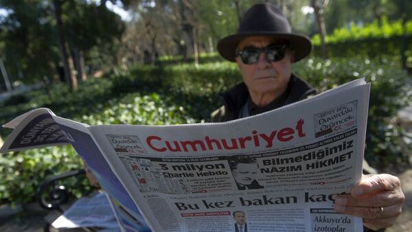 Un homme lit le quotidien turc Cumhuriyet (en turc : La République) - Sputnik Afrique