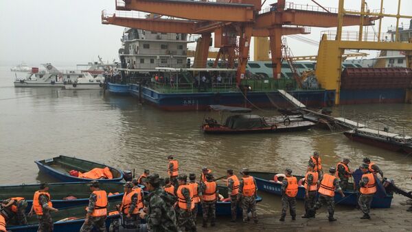 Rescue workers are seen near the site where a ship sank, in the Jianli section of the Yangtze River, Hubei province, China, June 2, 2015 - Sputnik Afrique