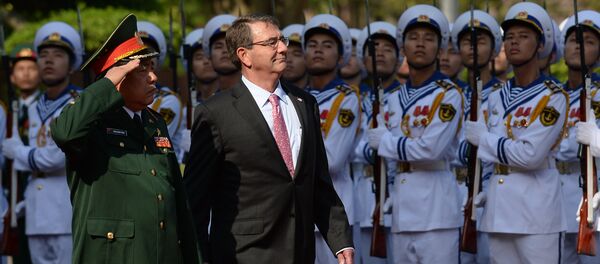 US Defense Secretary Ashton Carter (2nd L) and Vietnamese Defense Minister Gen. Phung Quang Thanh (L) - Sputnik Afrique