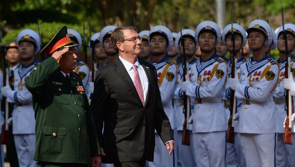 US Defense Secretary Ashton Carter (2nd L) and Vietnamese Defense Minister Gen. Phung Quang Thanh (L) - Sputnik Afrique