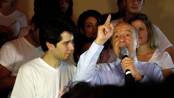 Former Prime Minister and Bordeaux's Mayor Alain Juppe speaks to his fans in a bar in La Plaine-Saint-Denis, a Paris suburb, on June 2, 2015 during the launching of The Youth movement with Juppe. - Sputnik Afrique