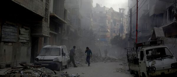 Syrian men walk on a street covered with dust in Damascus - Sputnik Afrique