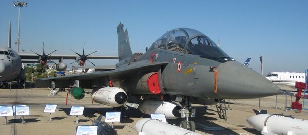 Un Tejas devant sa panoplie d'armement, lors d'une exposition en Inde, en 2011 - Sputnik Afrique