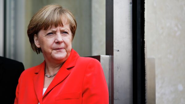 German Chancellor Angela Merkel waits for French President Francois Hollande prior to the conference 'Petersberg Climate Dialogue' in Berlin, Germany, Tuesday, May 19, 2015 - Sputnik Afrique