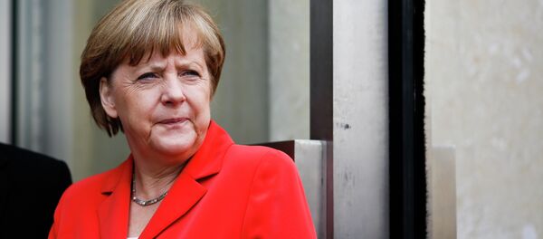 German Chancellor Angela Merkel waits for French President Francois Hollande prior to the conference 'Petersberg Climate Dialogue' in Berlin, Germany, Tuesday, May 19, 2015 - Sputnik Afrique