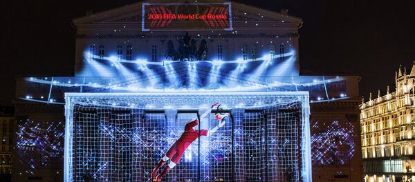 Logotipo oficial de la Copa Mundial 2018 en la fachada del Teatro Bolshoi de Moscú - Sputnik Afrique