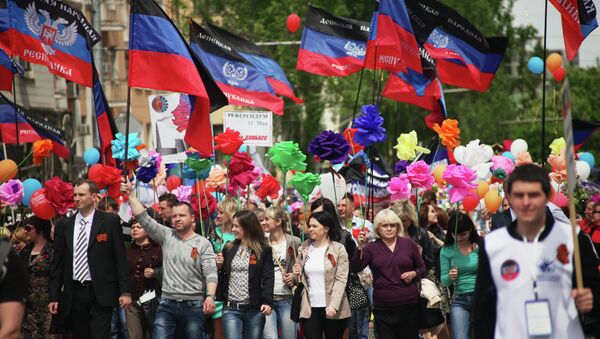 Supporters of the self-proclaimed Donetsk People's Republic attend a rally in Donetsk on May 11, 2015 to mark the first anniversary of referendums called by pro-Russian separatists in eastern Ukraine to split from the rest of the ex-Soviet republic - Sputnik Afrique