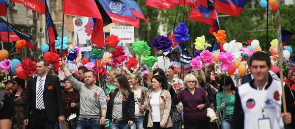 Supporters of the self-proclaimed Donetsk People's Republic attend a rally in Donetsk on May 11, 2015 to mark the first anniversary of referendums called by pro-Russian separatists in eastern Ukraine to split from the rest of the ex-Soviet republic - Sputnik Afrique