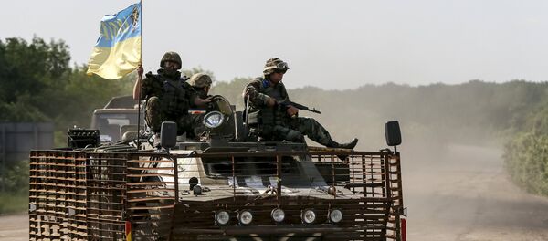 Members of the Ukrainian armed forces ride on an armoured personnel carrier as they patrol the area near Artemivsk, eastern Ukraine, June 4, 2015 - Sputnik Afrique