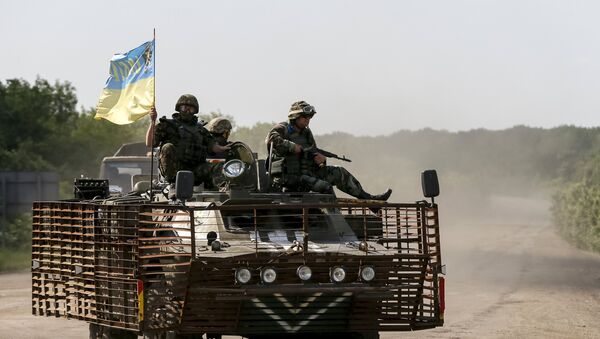 Members of the Ukrainian armed forces ride on an armoured personnel carrier as they patrol the area near Artemivsk, eastern Ukraine, June 4, 2015 - Sputnik Afrique