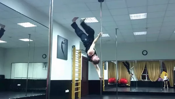 Un pole dancer marche dans les airs - Sputnik Afrique