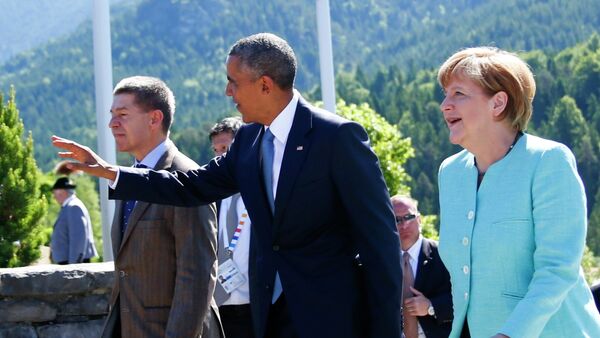 German Chancellor Angela Merkel and her husband Joachim Sauer (L) walk with U.S. President Barack Obama in Kruen, southern Germany, June 7, 2015. - Sputnik Afrique