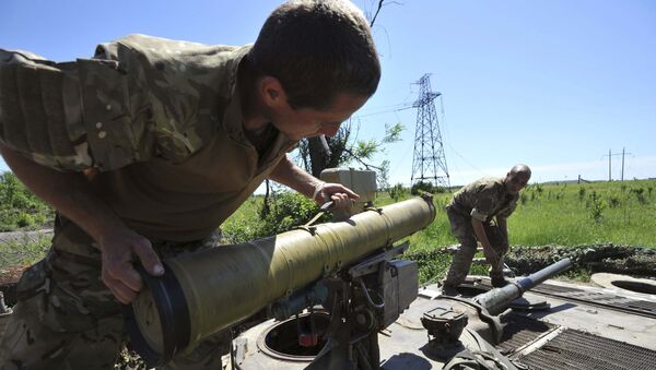 Members of the Ukrainian armed forces prepare a weapon at their position located near the town of Horlivka, north of Donetsk, Ukraine, June 6, 2015. - Sputnik Afrique