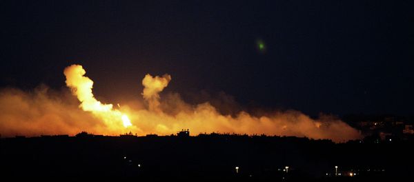 The sky is illuminated by explosions from Israeli military operations over the outskirts of Gaza City as seen from the Israel-Gaza Border. FILE PHOTO - Sputnik Afrique