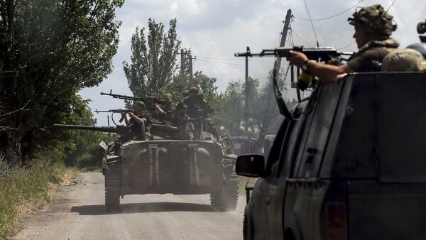 Members of the Ukrainian armed forces ride on an armoured personnel carrier as they patrol the area in the town of Maryinka, eastern Ukraine, June 5, 2015 - Sputnik Afrique