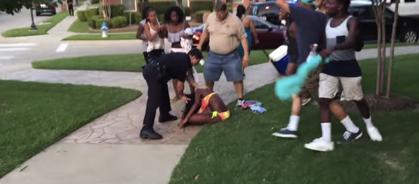 Un policier blanc braque des adolescents noirs non armés - Sputnik Afrique