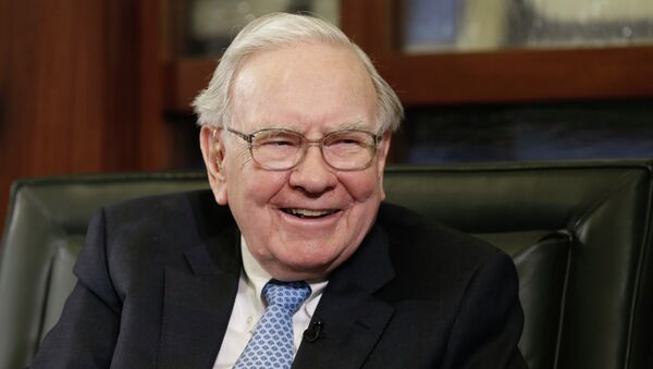 Berkshire Hathaway Chairman and CEO Warren Buffett laughs during an interview with Liz Claman on the Fox Business Network in Omaha, Neb., Monday, May 5, 2014. - Sputnik Afrique