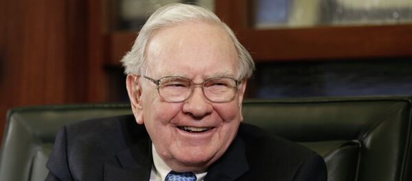 Berkshire Hathaway Chairman and CEO Warren Buffett laughs during an interview with Liz Claman on the Fox Business Network in Omaha, Neb., Monday, May 5, 2014. - Sputnik Afrique