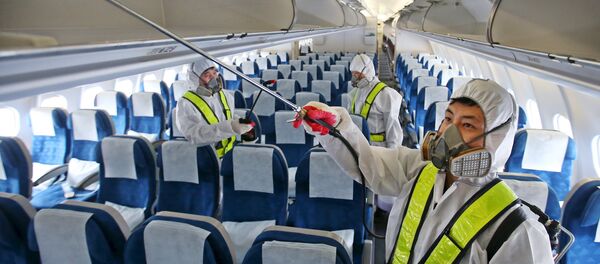 Employees from Korean Air disinfect the interior of its airplane in Incheon, South Korea, June 5, 2015 - Sputnik Afrique